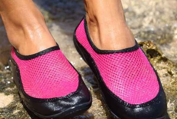 Playa y calzado acuático: prevenir infecciones en el verano