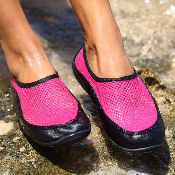 Playa y calzado acuático: prevenir infecciones en el verano