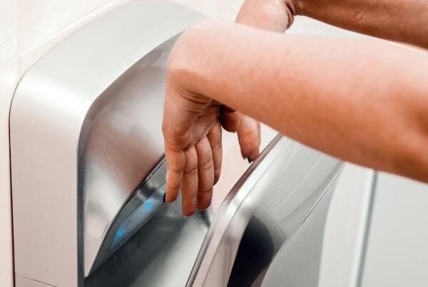 Secador de manos: riesgos, estudios y métodos higiénicos