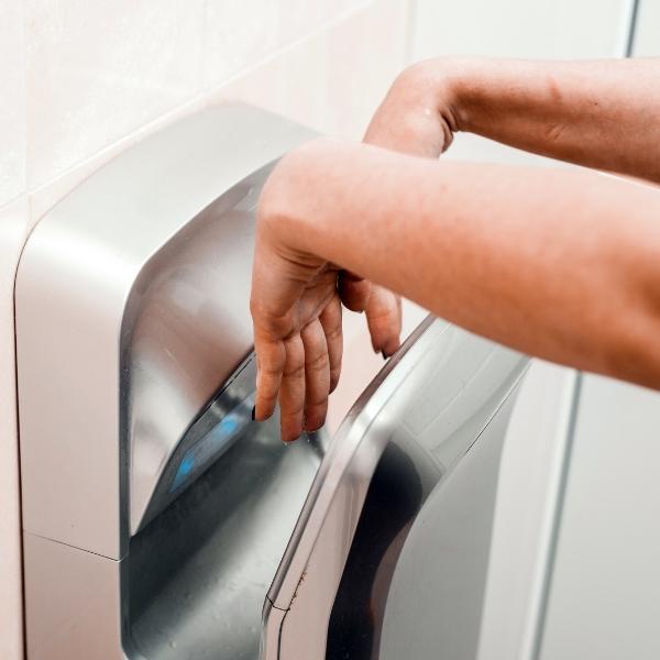 Secador de manos: riesgos, estudios y métodos higiénicos