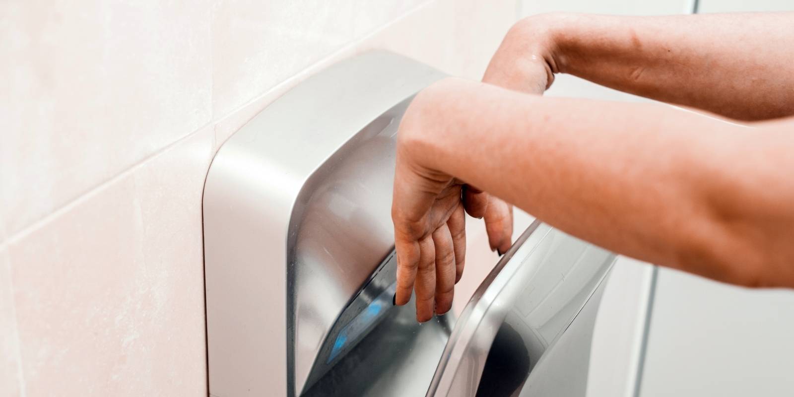 Secador de manos: ¿Qué tan seguro es y qué dicen los estudios sobre su uso en baños públicos?